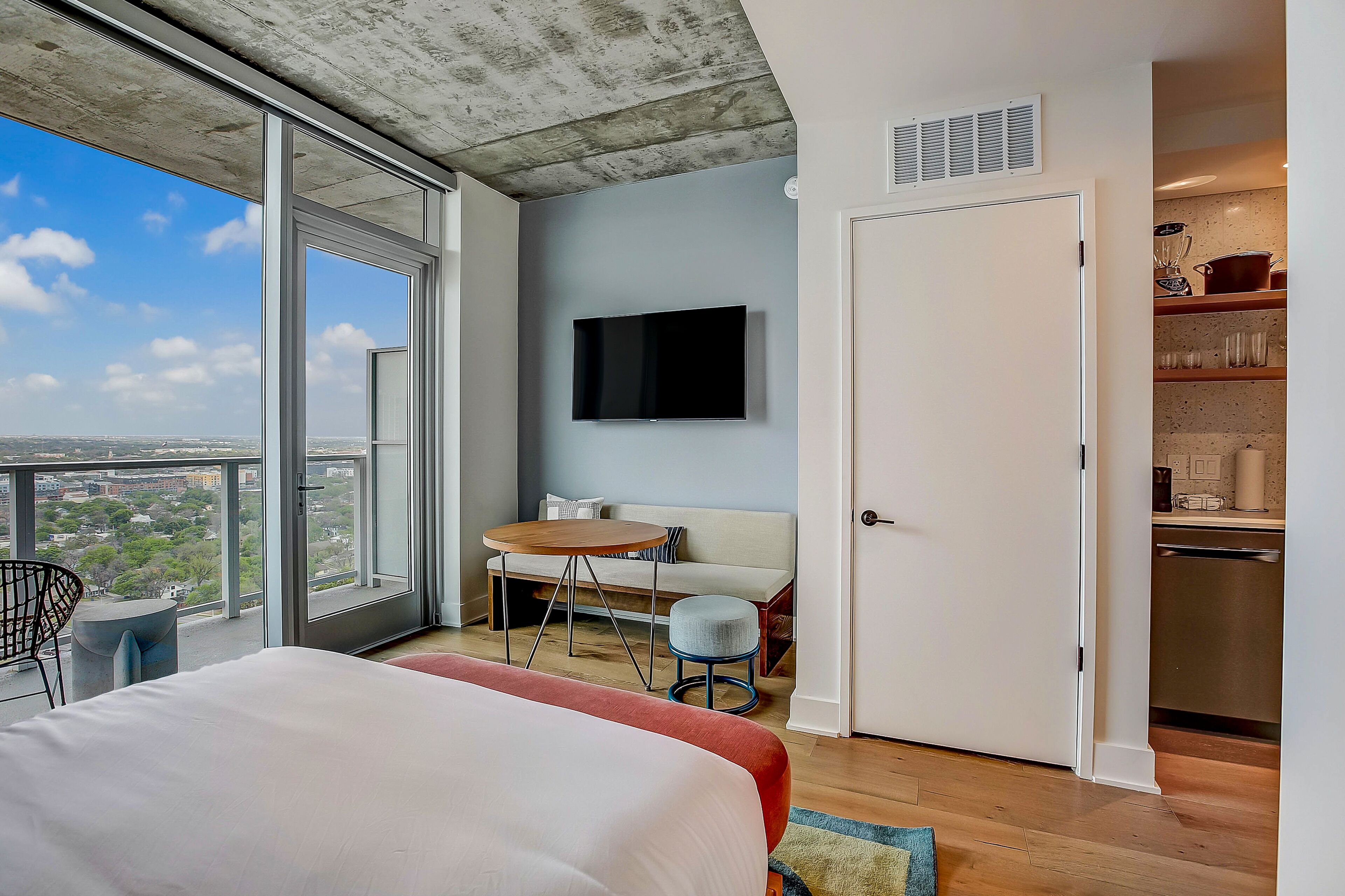 Brand-new Rainey Street studio - lake & skyline-view balcony, rooftop pool & gym