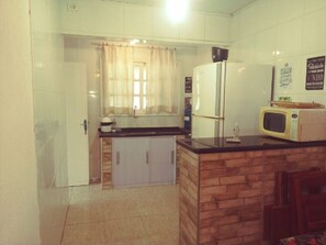 Geladeira, micro-ondas, cooktop, talheres/pratos/utensílios de cozinha