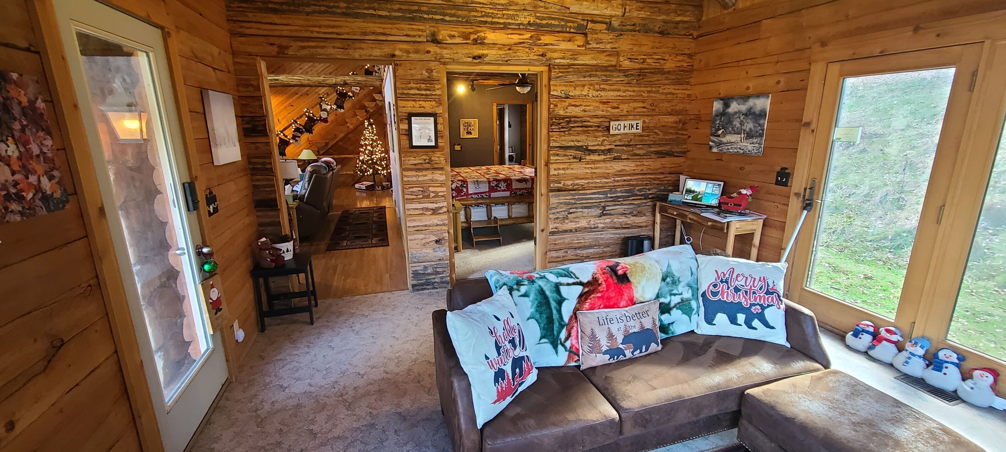 Smart TV, chimenea, reproductor de DVD y tenis de mesa 