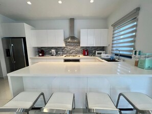 Fridge, oven, stovetop, dishwasher