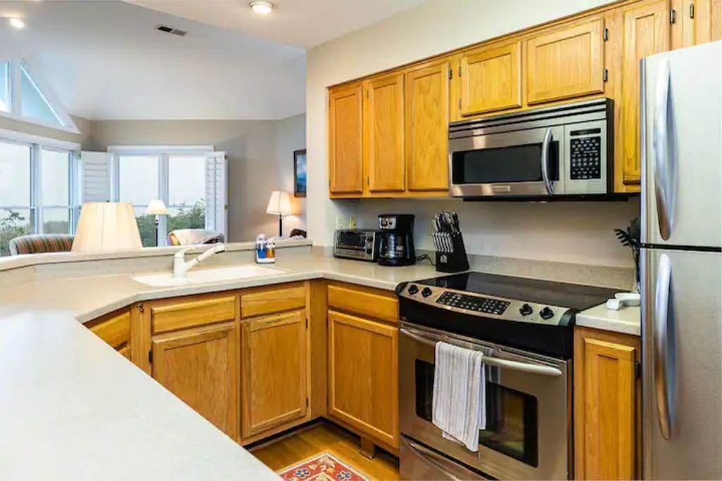 Enjoy all 4 seasons at this spacious, pet friendly home! Great views, sleeps 10 