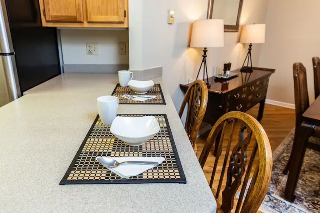 Enjoy all 4 seasons at this spacious, pet friendly home! Great views, sleeps 10 