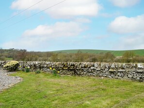 Garden and grounds | Broughton - Galloway Farmstay, Newton Stewart - 3 bedroom accommodation in Newton Stewart (Newton Stewart)