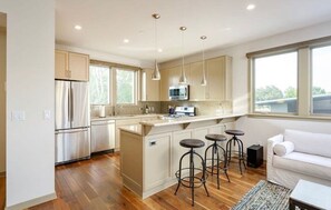 Private kitchen - Be a SLOCAL - Contemporary Townhome in the Heart of SLO (20% August Discount) (San Luis obispo)
