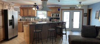 LAKE HOUSE WITH PRIVATE  Free HEATED  POOL & GAME ROOM 4 min FROM LEGOLAND