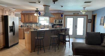 LAKE HOUSE WITH PRIVATE  Free HEATED  POOL & GAME ROOM 4 min FROM LEGOLAND