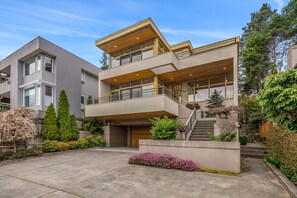Exterior - Unique Seattle Gem: 5BR + 3.5BA w/ lake & mountain views, AC, close to transit (Seattle)