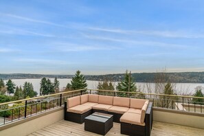Terrace/patio - Unique Seattle Gem: 5BR + 3.5BA w/ lake & mountain views, AC, close to transit (Seattle)