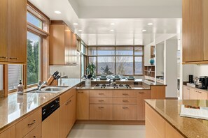 Fridge, microwave, oven, stovetop - Unique Seattle Gem: 5BR + 3.5BA w/ lake & mountain views, AC, close to transit (Seattle)
