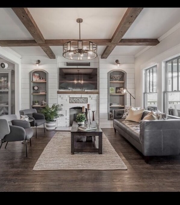 Smart TV, futbolito y tenis de mesa 