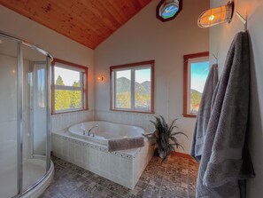 Bathtub, hair dryer, towels - Hilltop Red House-Marina, View, Downtown, Pet, BBQ (Tofino)