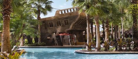 Een buitenzwembad en een verwarmd zwembad