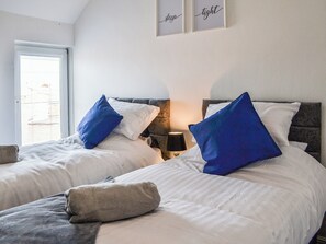 3 bedrooms, free WiFi, bed sheets - What a wonderful spacious apartment this is. (Bridlington)
