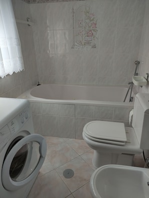 Combined shower/bathtub, hair dryer, bidet, towels