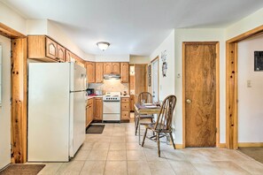 Refrigerador, microondas, parrilla de estufa y cafetera y tetera