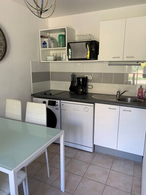 Réfrigérateur, micro-ondes, four, plaque de cuisson