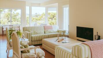 Comfort Cottage | Living area | 42-inch LED TV with digital channels, TV, fireplace