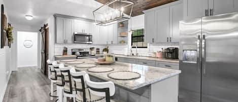 Refrigerador, microondas, horno y parrilla de estufa