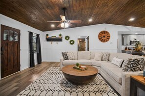 Smart TV, fireplace, table football, books - 2 Masters + 2 Kitchens + Game Room + Fire Pit + Hot Tub (Blue Ridge)