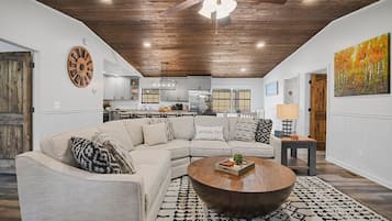 Smart TV, chimenea, futbolito y libros