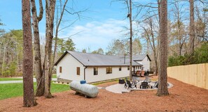 Outdoor dining - 2 Masters + 2 Kitchens + Game Room + Fire Pit + Hot Tub (Blue Ridge)