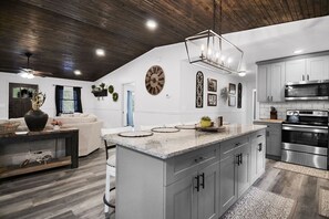 Fridge, microwave, oven, stovetop - 2 Masters + 2 Kitchens + Game Room + Fire Pit + Hot Tub (Blue Ridge)