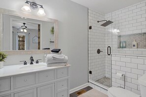 Dusche, Haartrockner, Handtücher