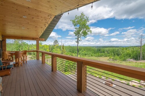  Cozy Cabin Retreat with Lake Views.  Exclusive coupons included