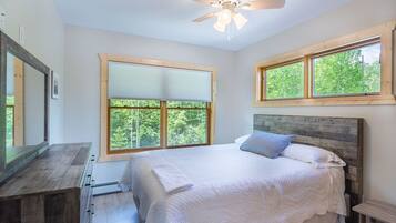 4 bedrooms, iron/ironing board, free WiFi, bed sheets