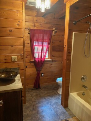 Combined shower/tub, hair dryer, towels