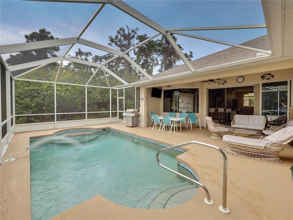 Beautiful 3/2 spacious, bright & heated pool home