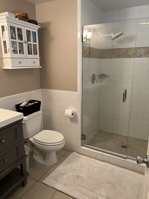 Badkar/dusch, hårtork, handdukar och tvål