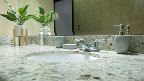 Kamar Quadruple Standar | Kamar mandi | Shower, pancuran hujan, handuk, dan sabun