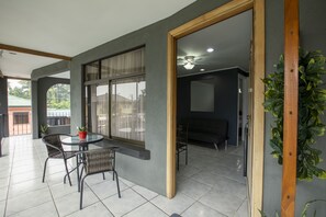 Studio Standar, Bebas Asap Rokok | Teras/patio