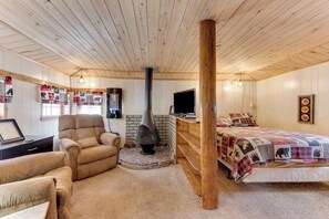 Cabin tiện nghi đơn giản | Khu phòng khách | TV màn hình phẳng 