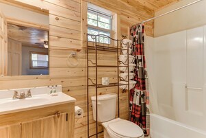 Bañera con ducha, toallas