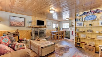 Cabin tiện nghi đơn giản | Khu phòng khách | TV màn hình phẳng