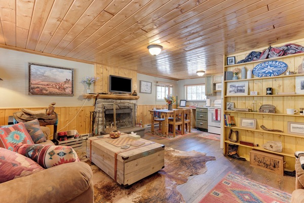 Comfort Cabin | Living area | Flat-screen TV