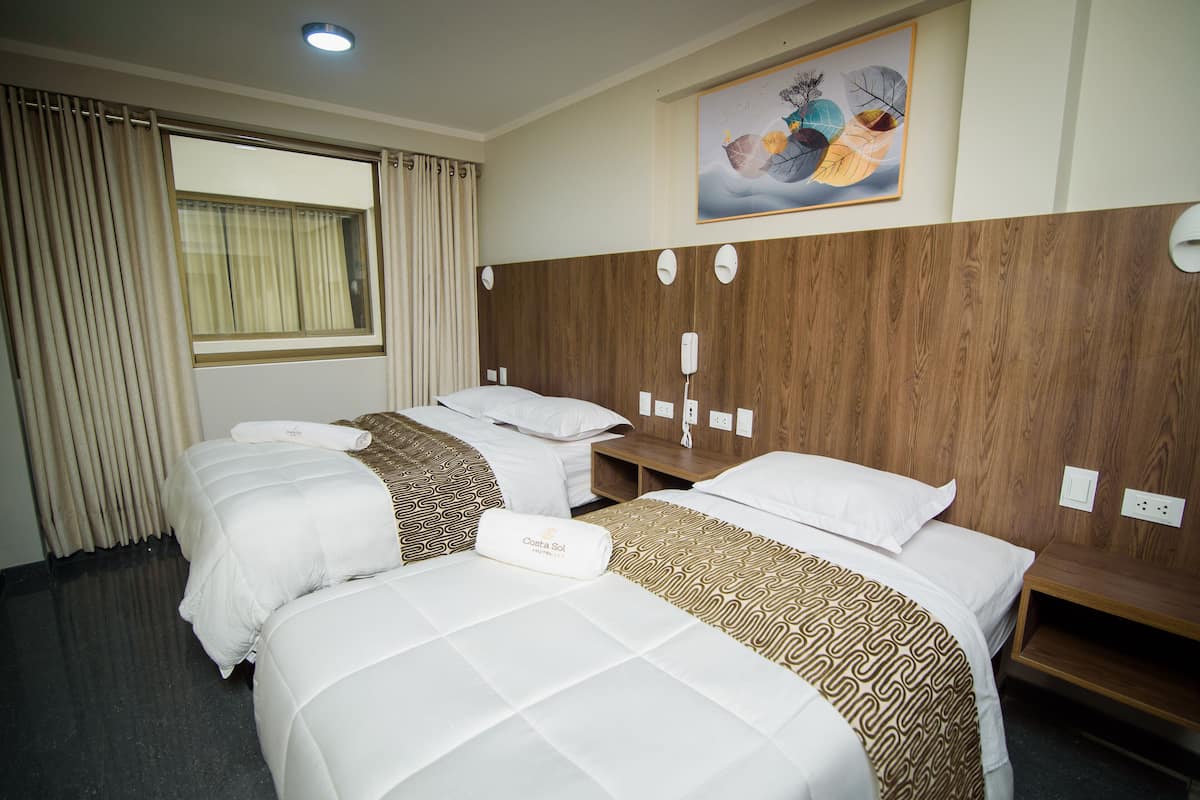 Deluxe tweepersoonskamer | Luxe beddengoed, donsdekens, een kluis op de kamer, een bureau