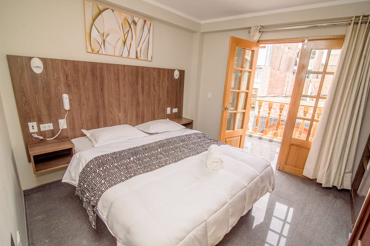 Luxe beddengoed, donsdekens, een kluis op de kamer, een bureau