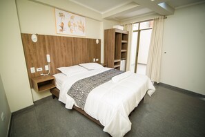 Habitación básica | Ropa de cama de alta calidad, edredones de plumas, caja fuerte