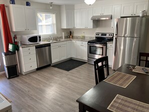 ثلاجة، ميكروويف، فرن، موقد طهي مسطح