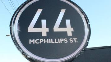 Segno circolare con il numero 44 e la scritta 'McPHILLIPS ST'.