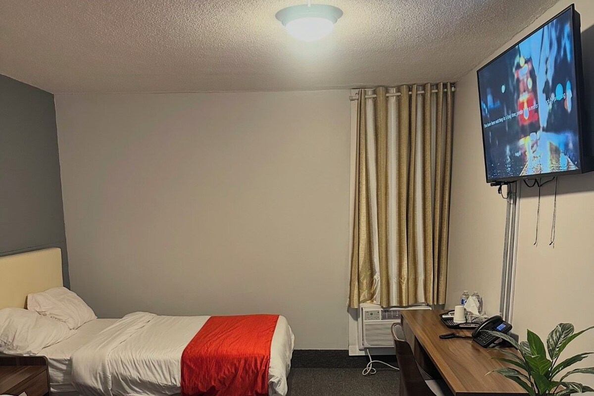 Deluxe Twin Room, 2 Single Beds | Select Comfort beds, desk, laptop workspace, blackout curtains