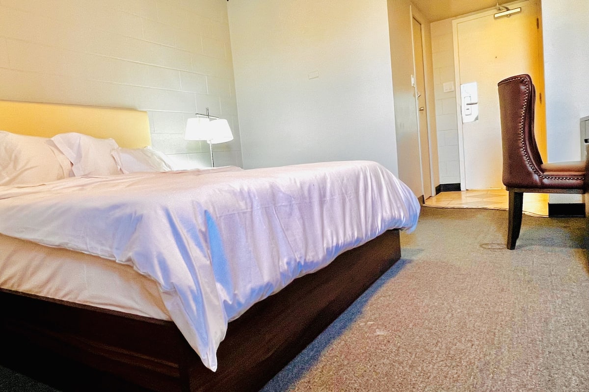 Comfort Room, 1 King Bed | Select Comfort beds, desk, laptop workspace, blackout drapes