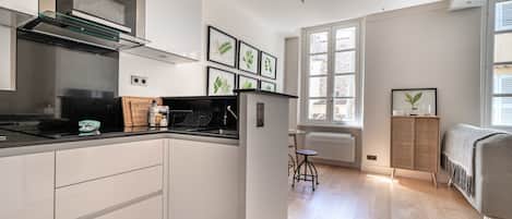 Réfrigérateur, micro-ondes, four, cafetiÚre/bouilloire