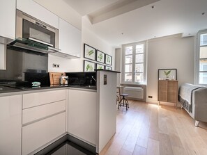 Fridge, microwave, oven, coffee/tea maker - Studio de l'Horloge - Welkeys (Antibes)