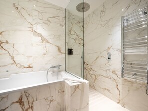 Badewanne, Haartrockner, Handtücher, Seife