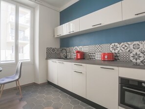 Réfrigérateur, micro-ondes, cafetière/bouilloire