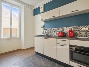 Jääkaappi, mikroaaltouuni, kahvin-/teenkeitin, leivänpaahdin